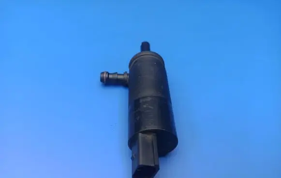 BMW 7 E65 E66 Headlight washer pump 8377613 57786310 67128377613