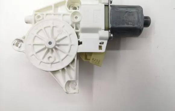 Mercedes-Benz C W204 Front door window regulator motor A2048200242
