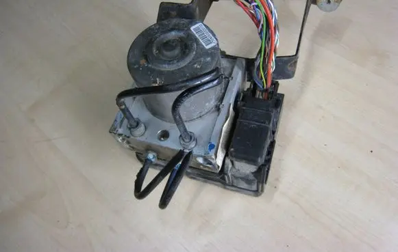 Ford Focus ABS Pump 10097001103 3M512M110GA