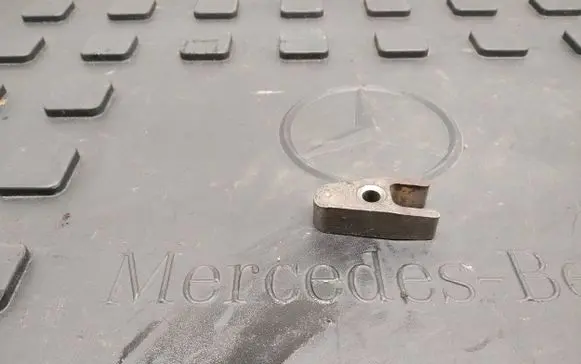 Mercedes-Benz GLK (X204) Fuel Injector clamp holder 