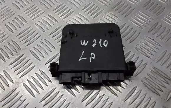 Mercedes-Benz E W210 Door control unit/module 2108207526