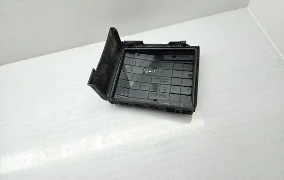 Volkswagen Golf VI Fuse box cover 1K0937132F 1K0937132G