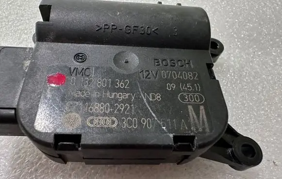 Volkswagen PASSAT B7 Air flap motor/actuator 3C0907511A 0132801362 C1168802921