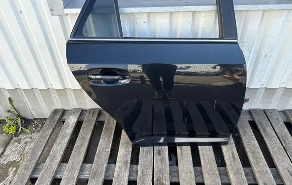 Toyota Avensis T270 Rear door