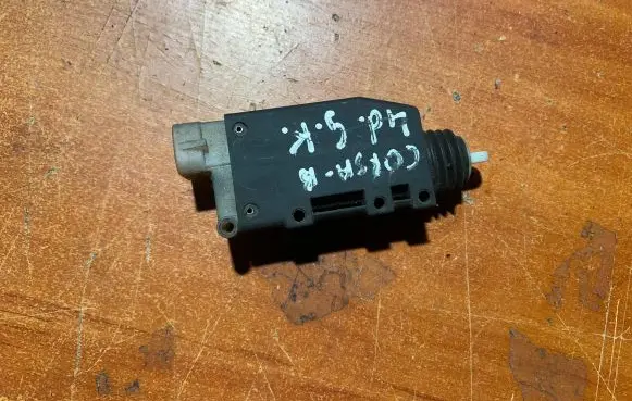 Opel Corsa B Central locking motor 90493703 605329