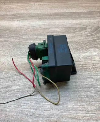 Peugeot 406 Glow plug pre-heat relay 9619039780 735068 WithPlug