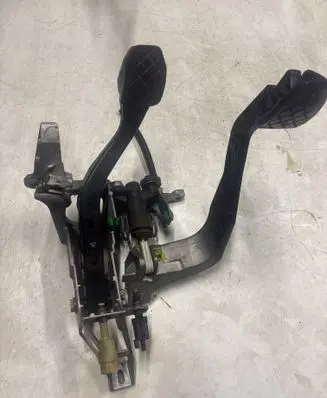 Volkswagen PASSAT B5.5 Clutch pedal 8D1721316G
