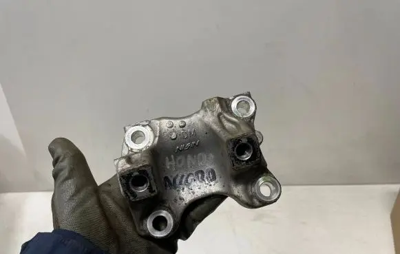 Honda Accord Engine mounting bracket