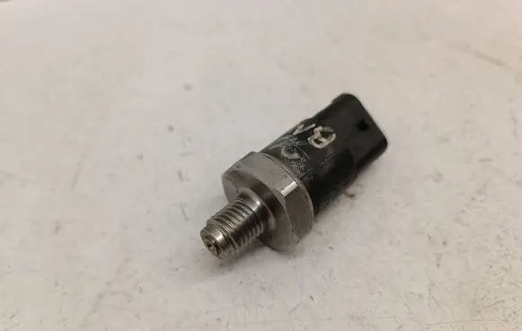BMW 5 E39 Fuel pressure sensor 0281002260