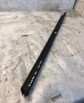 Volkswagen Tiguan Rubber seal front door window/glass 5na837479