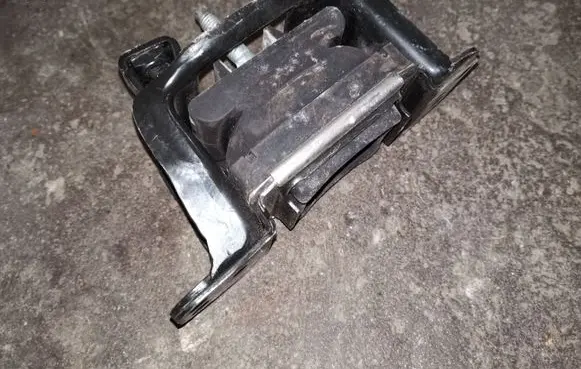 Peugeot 607 Engine mount bracket 9646132380