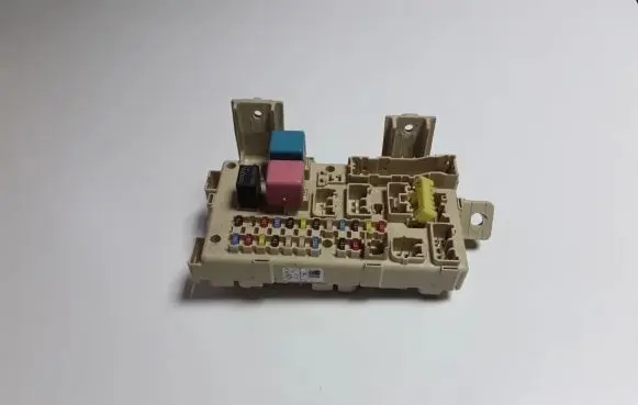 Toyota Avensis T250 Fuse module 8264105030