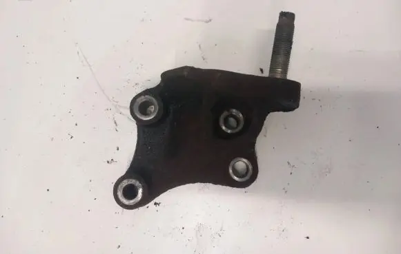 Mazda 323 Engine mounting bracket