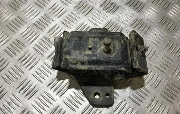 Nissan Navara D22 Engine mount bracket