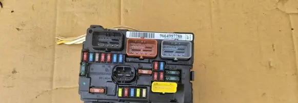Peugeot 207 Fuse module 9664997780