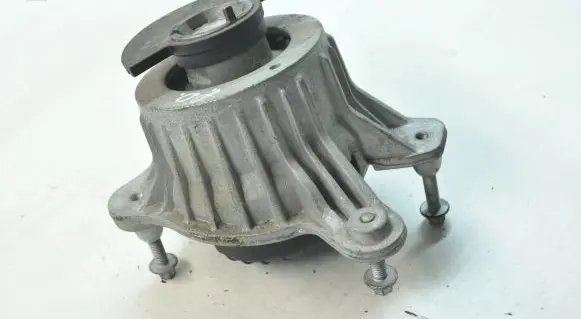 Mercedes-Benz C W205 Engine mount bracket