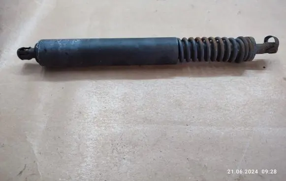 Volkswagen Touareg I Tailgate/trunk strut/damper 7L6827550