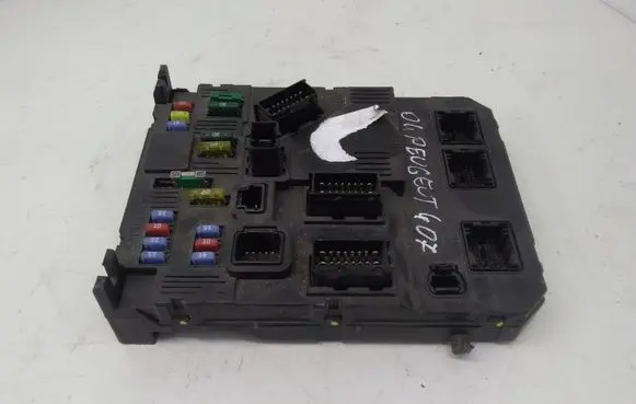 Peugeot 407 Fuse module 965521080 BSIS0200