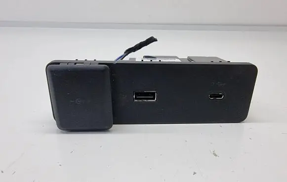 Land Rover Discovery Sport USB socket connector L8B219E110CC