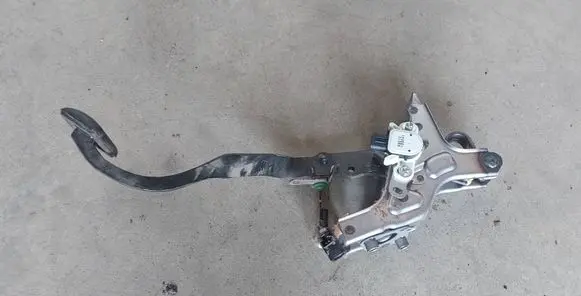 Toyota Avensis T270 Clutch pedal 8951020041