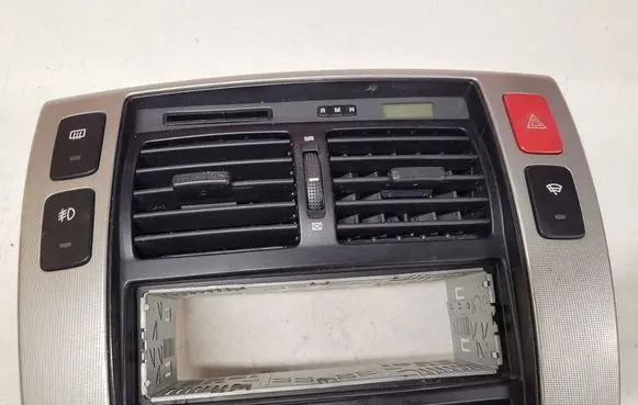 Hyundai Tucson JM Dash center air vent grill 945102E901 U0502348