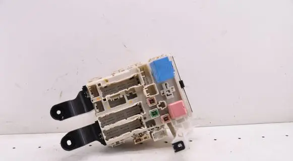 Toyota Avensis T270 Fuse module 8273005170