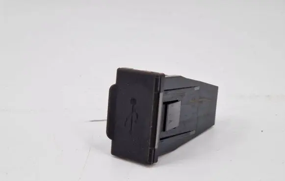 Mitsubishi Outlander USB socket connector