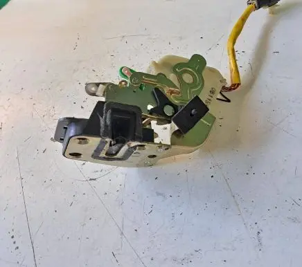 KIA Sorento Rear door lock 9022A4