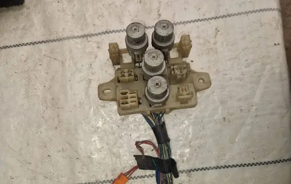 Toyota Land Cruiser (HDJ90) Fuse module 9098701003