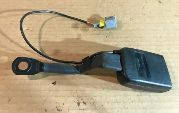 Middle seatbelt buckle (rear)
