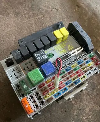 Opel Zafira A Fuse box set 24412497