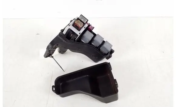 Toyota Corolla E120 E130 Fuse module 82741-13020