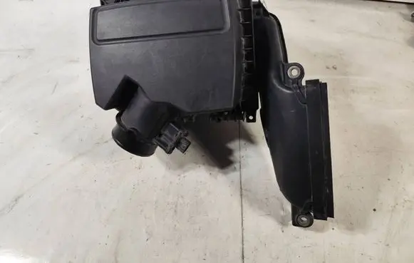 Ford Galaxy Air filter box DS739643KA