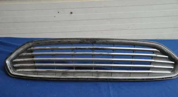 Ford Fusion Front bumper upper radiator grill DS738150BDW