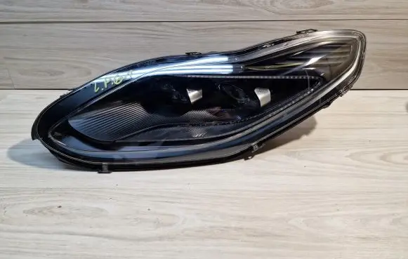 Aston Martin DB11 Headlight/headlamp
