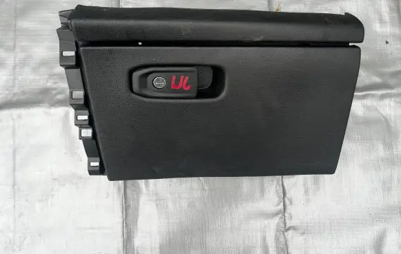 Jeep Grand Cherokee WL Glove box
