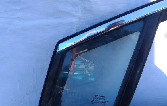 Toyota Avensis T270 Front door vent window glass four-door 