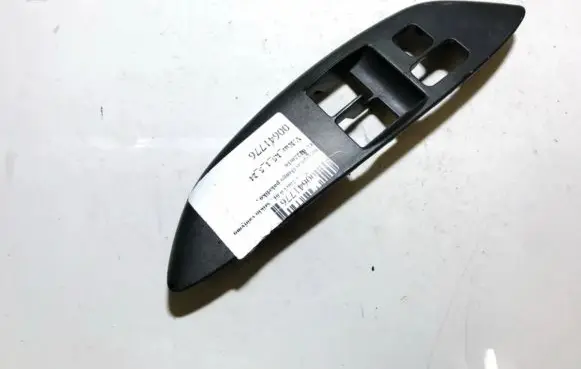 Toyota Yaris Front door window switch trim 0122m16