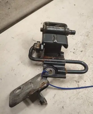 Volkswagen Touareg I Front door lower hinge 7L0833412