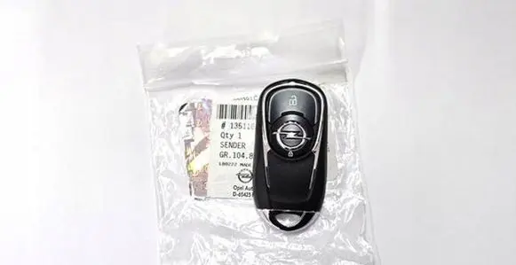 Opel Insignia B Ignition key/card 84104445140004