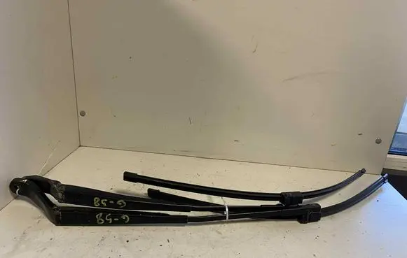 Front wiper blade arm