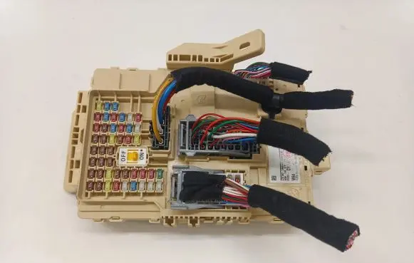 Hyundai Kona I Fuse module 91951CM350