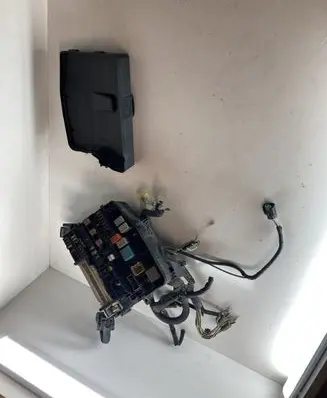Toyota Auris 150 Fuse module 7233R0A2