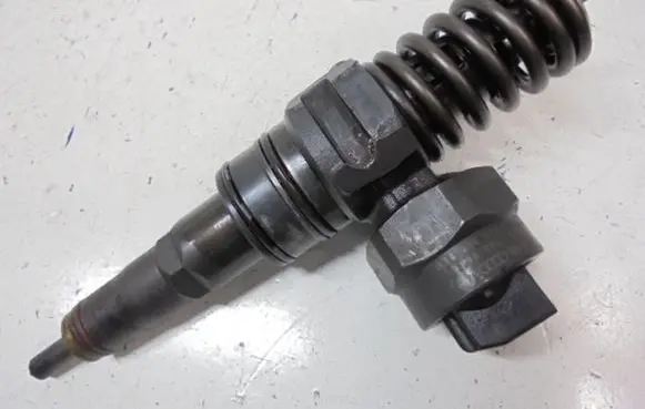 Audi A4 S4 B5 8D Fuel injector 038130073F