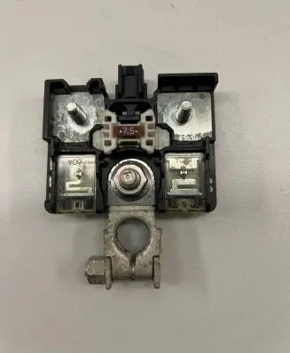 Toyota RAV 4 (XA40) Battery relay fuse 