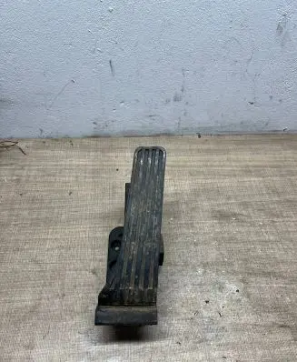 Mercedes-Benz C W204 Accelerator throttle pedal A2043000004 0159 290108