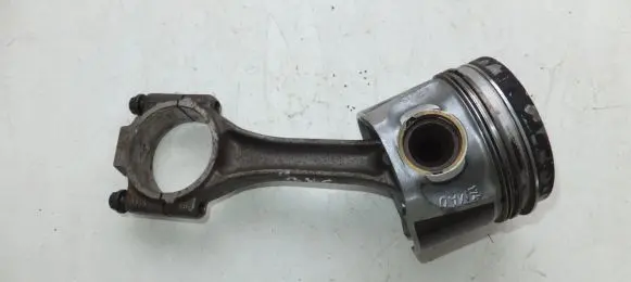 Volkswagen Golf V Piston with connecting rod