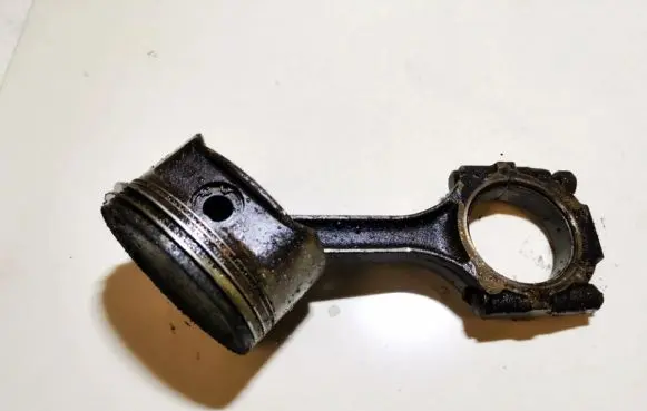 KIA Sedona Piston with connecting rod