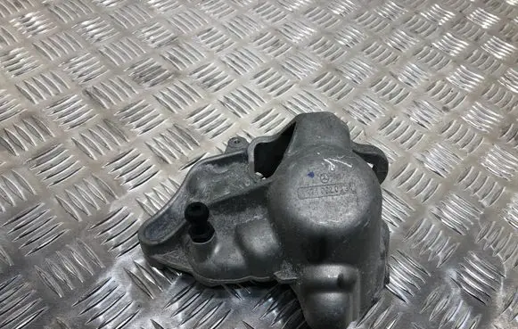 Mercedes-Benz C W205 Engine mounting bracket A2740920534