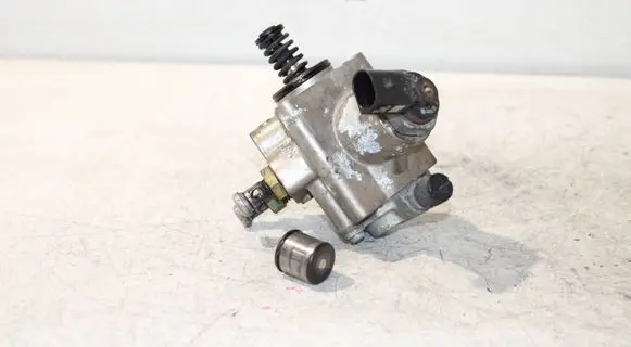 Volkswagen PASSAT B6 Fuel injection high pressure pump 06F127025D